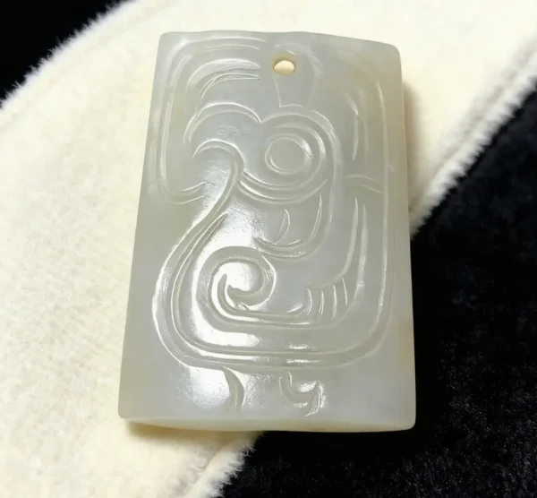 Bird-patterned jade pendant
