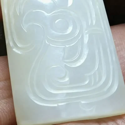 Bird-patterned jade pendant Bird-patterned jade pendant