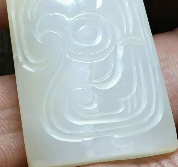 Bird-patterned jade pendant