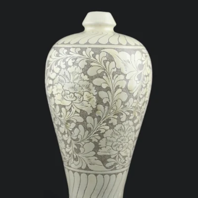 Cizhou Ware Black-Ground White Sgraffito Peony Plum Vase (Meiping)