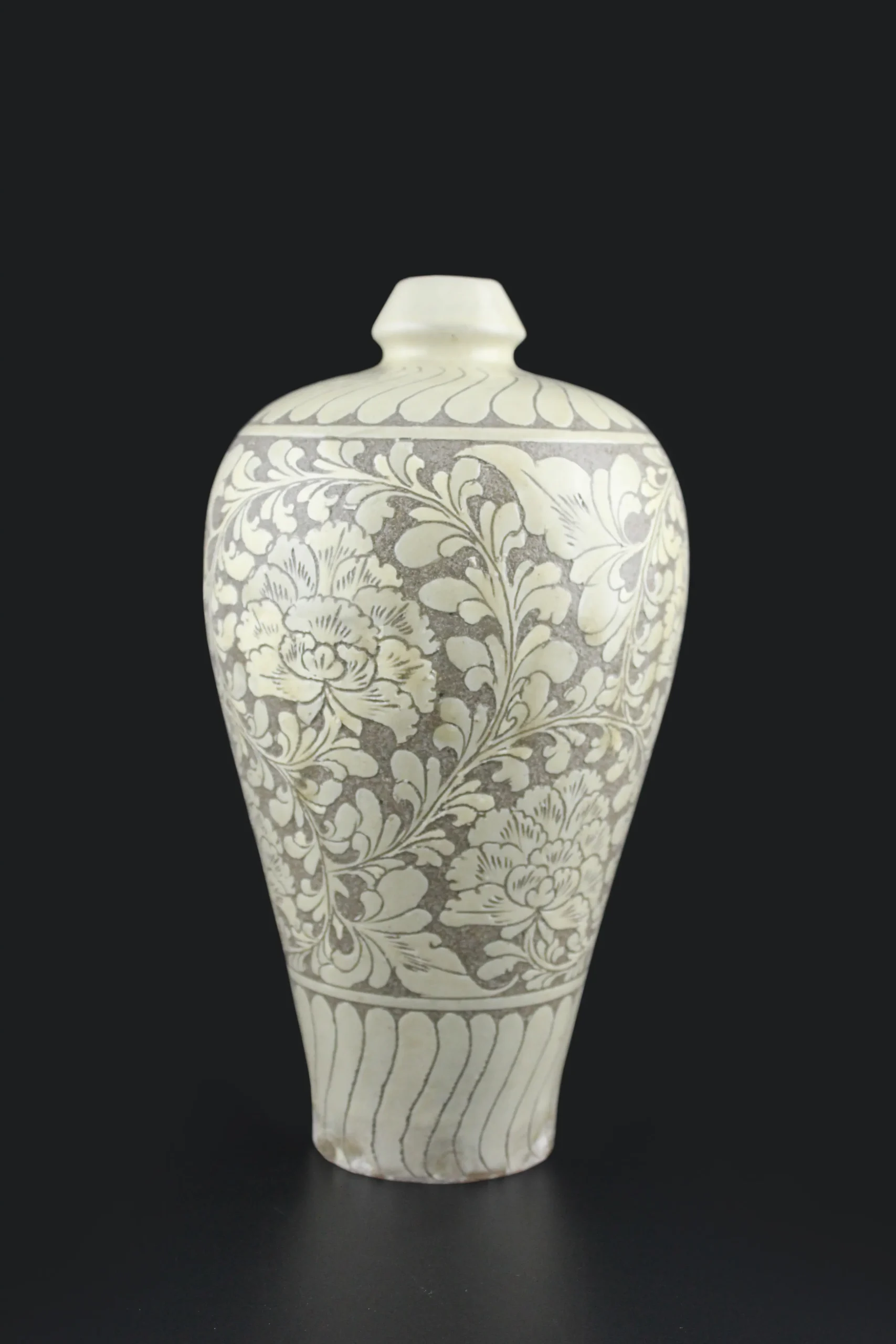 Cizhou Ware Black-Ground White Sgraffito Peony Plum Vase (Meiping)