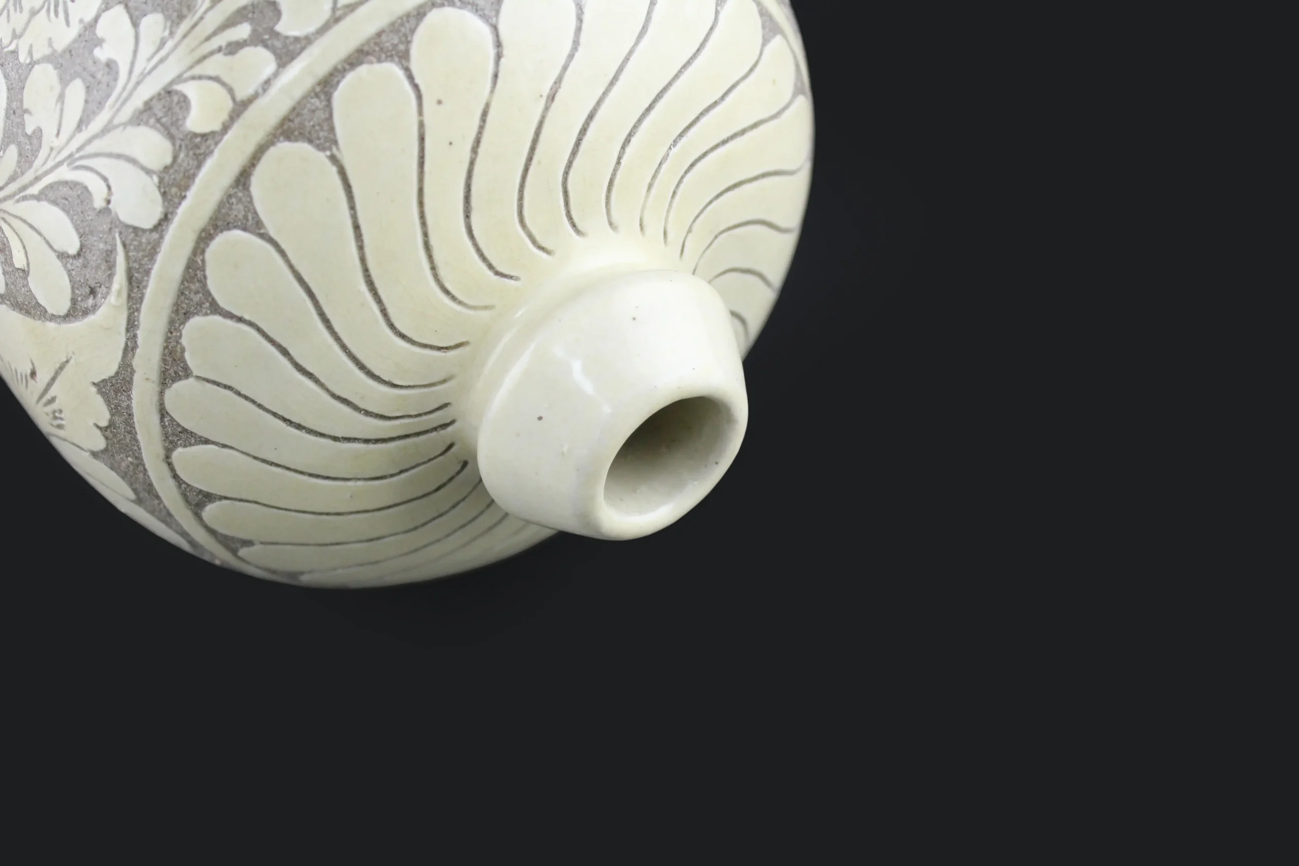 Cizhou Ware Black-Ground White Sgraffito Peony Plum Vase (Meiping) - Image 2