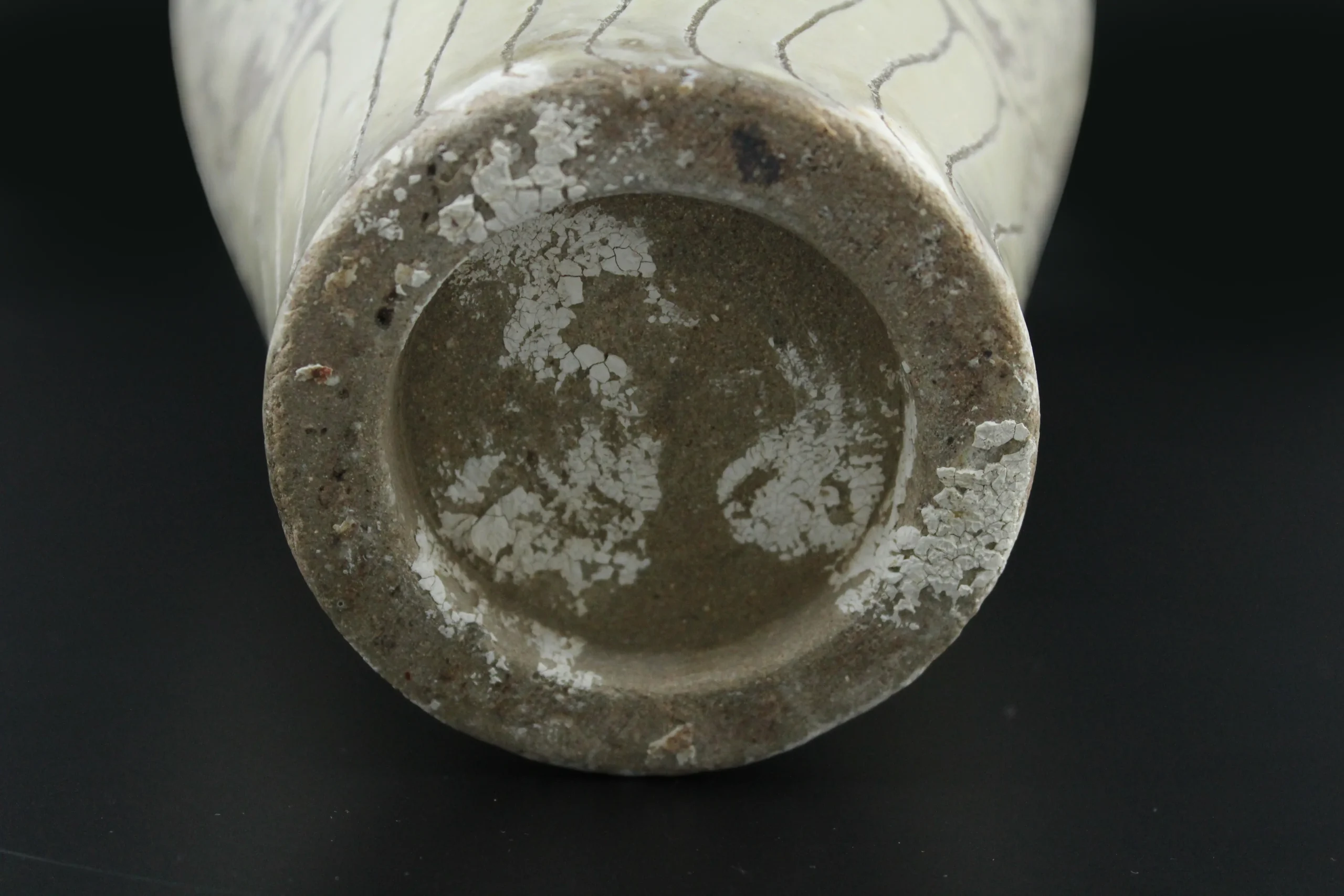 Cizhou Ware Black-Ground White Sgraffito Peony Plum Vase (Meiping) - Image 3