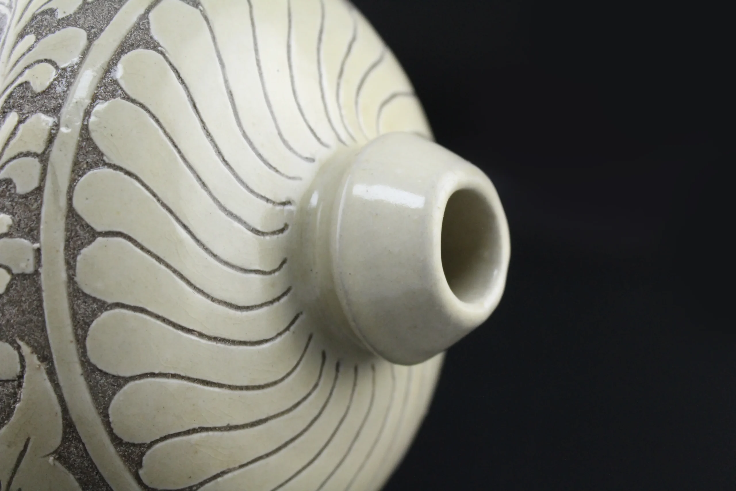 Cizhou Ware Black-Ground White Sgraffito Peony Plum Vase (Meiping) - Image 5